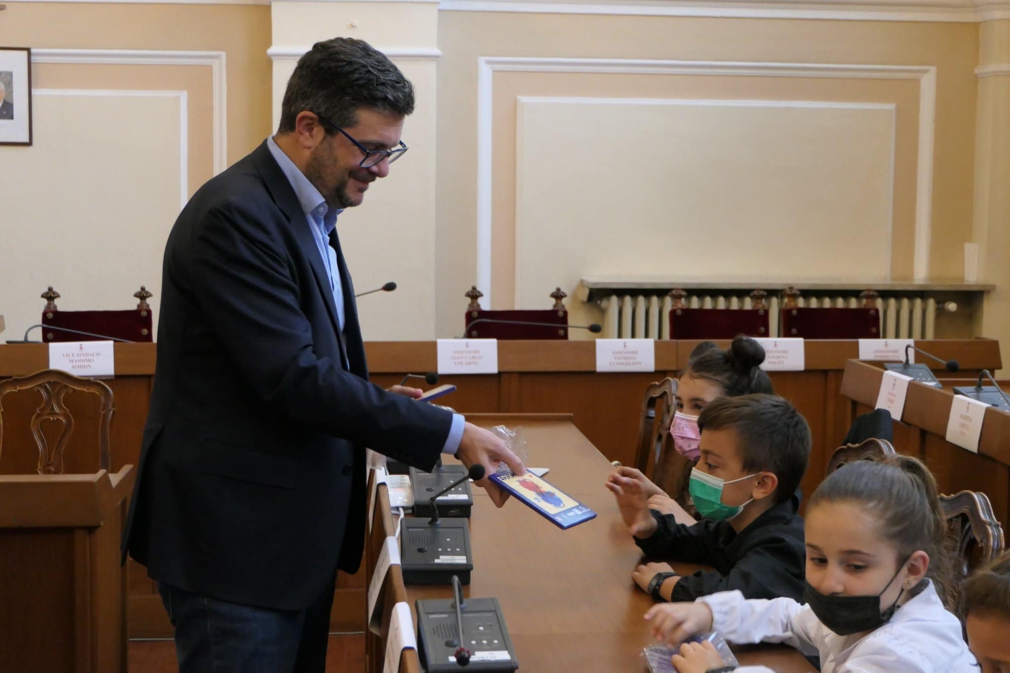 la distribuzione delle carte ai bambini delle classi prime